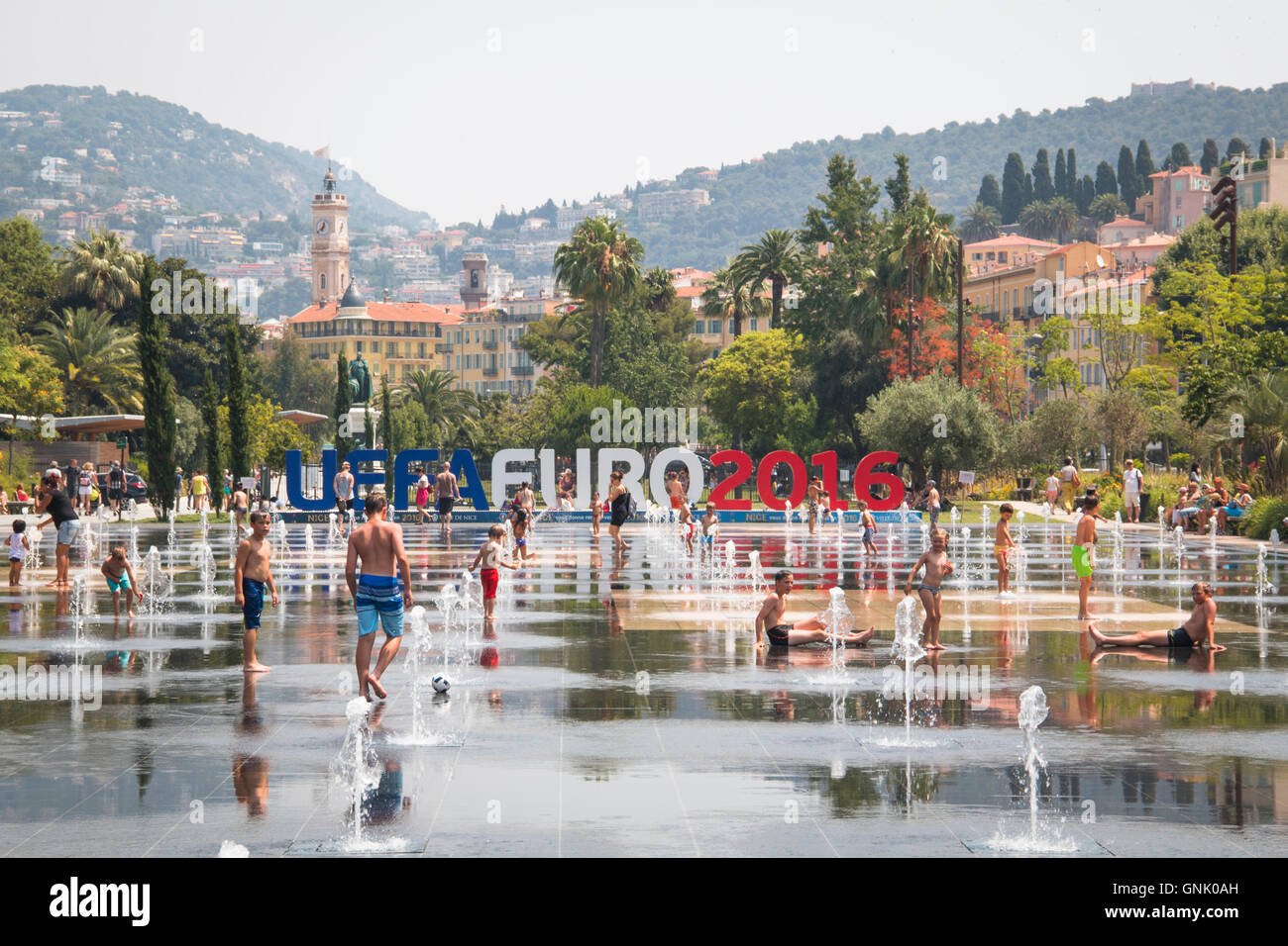 Nizza, Frankreich - Juli 2016: Menschen spielen in den Brunnen auf den wichtigsten Platz von Nizza in Frankreich Stockfoto
