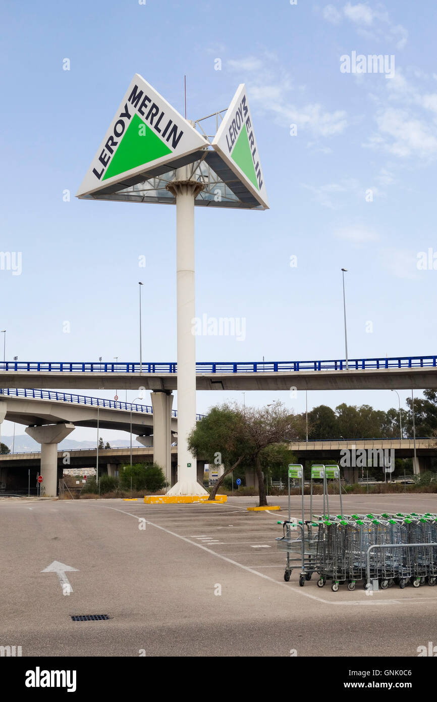 Werbung pilar Leroy Merlin retail Chain Store, DIY-Produkte, Bau, Gebäude, Malaga, Andalusien, Spanien. Stockfoto