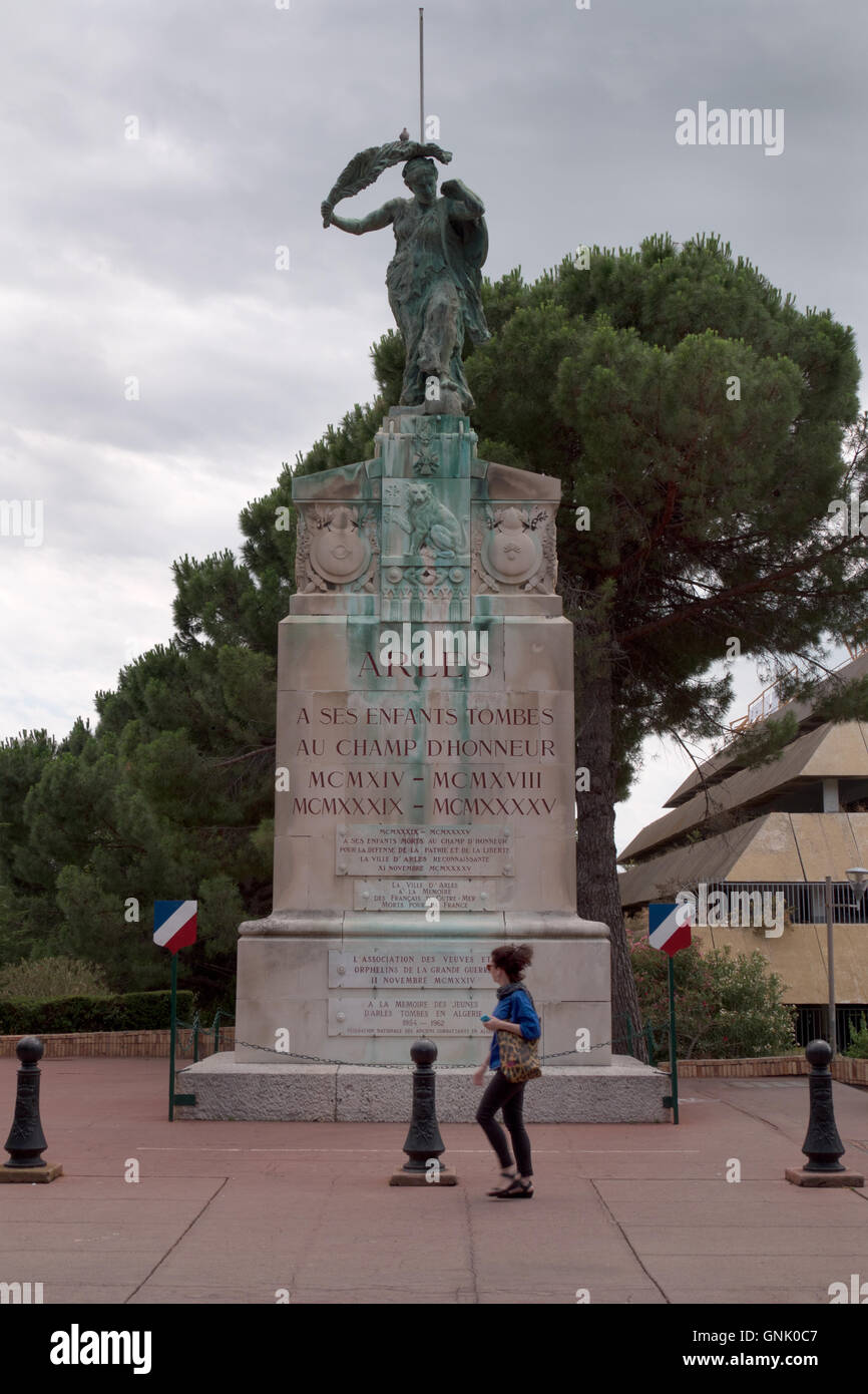 Grabmal ins französische Soldaten gefallenen Soldaten im ersten Weltkrieg und II. Arles, Frankreich Stockfoto