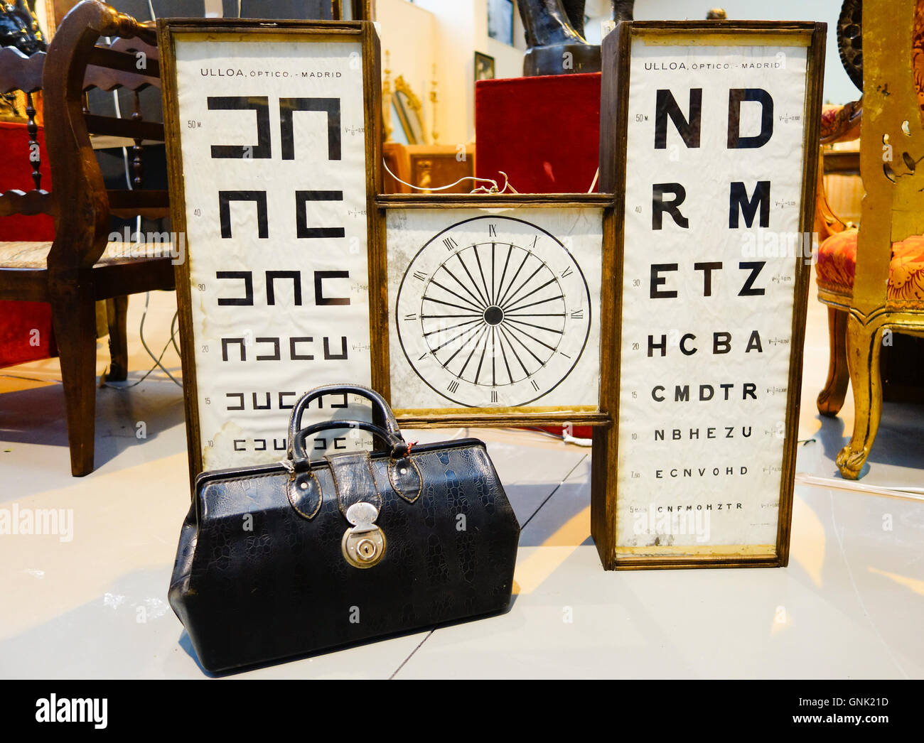 Optiker Vintage Sehtafel, Plakat und Ärzte Koffer auf antiken Messe, Spanien. Stockfoto