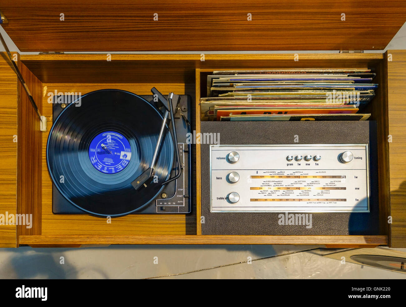 Vintage retro Plattenspieler Schrank mit Album und Radio zu bauen, Stockfoto