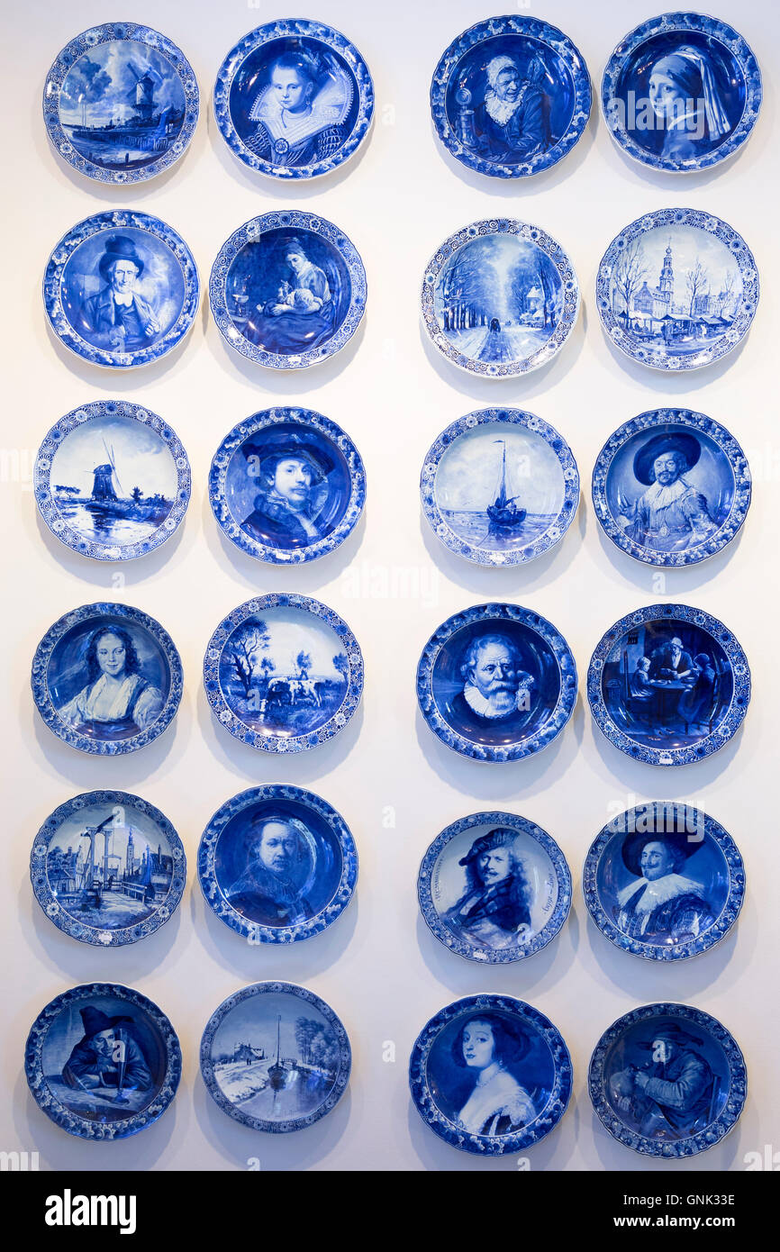 Delfter Blau Luxus alte handbemalte Porzellan Gedenktafeln am Royal Delft Experience-Shop in Amsterdam, Holland Stockfoto
