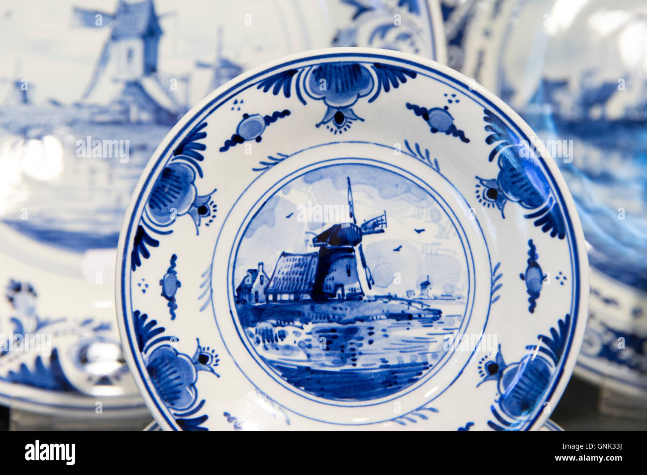 Delfter Blau Luxusartikel - traditionelle Windmühle Porzellanteller - in Royal Delft Experience-Shop in Amsterdam, Holland Stockfoto