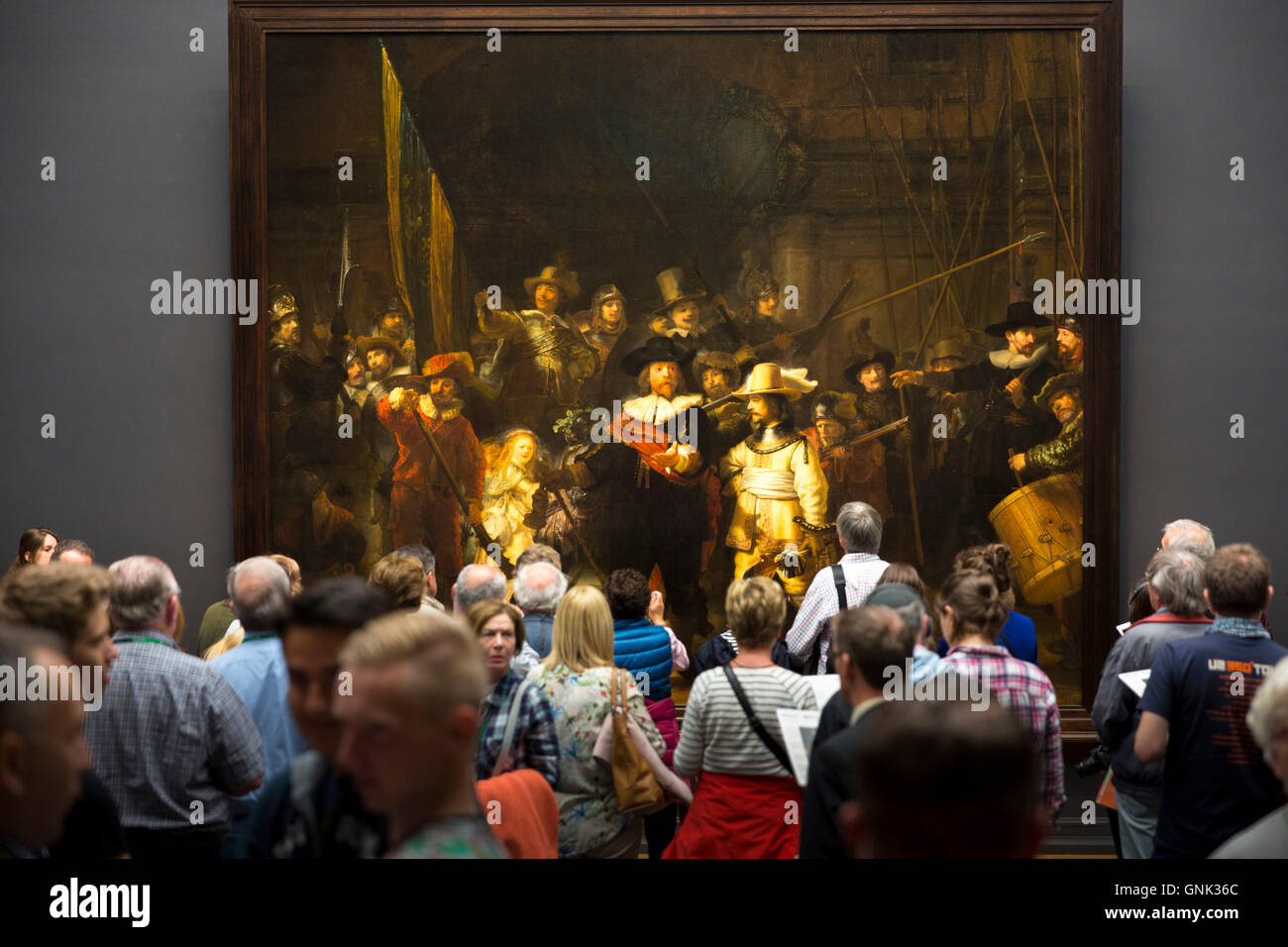 Besucher sehen berühmte 17. Jahrhundert Gemälde von Rembrandt "die Nachtwache" im Rijksmuseum in Amsterdam, Holland Stockfoto