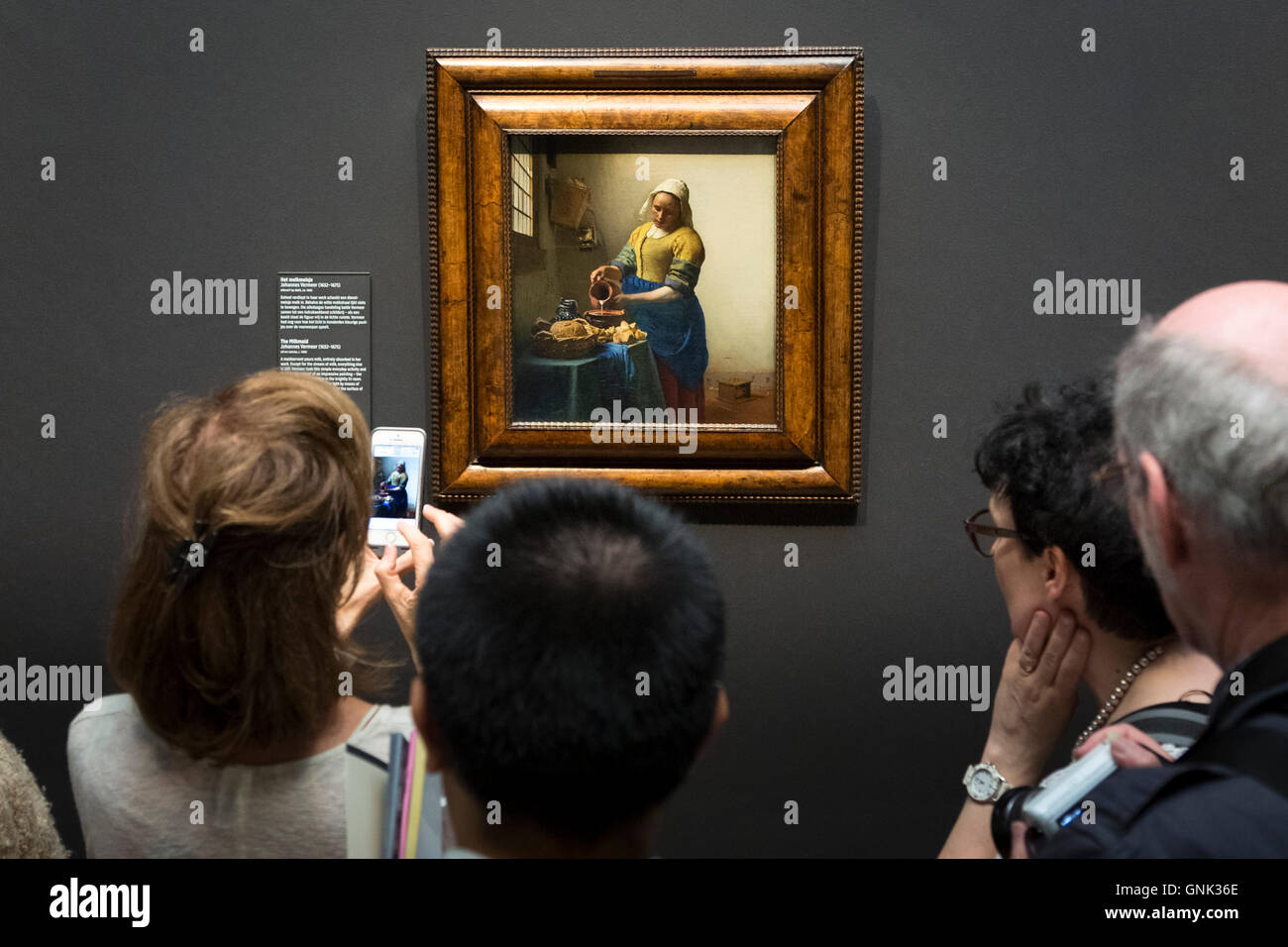 Fotografieren iPhone Smartphone Gemälde von Johannes Vermeer "Milchmädchen" im Rijksmuseum, Amsterdam, Holland Stockfoto