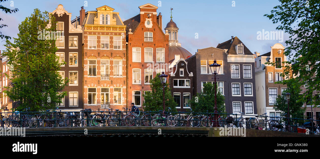 Fahrräder und traditionelle niederländische Architektur des Canalside Gebäuden in Prinsengracht, Amsterdam, Holland Stockfoto