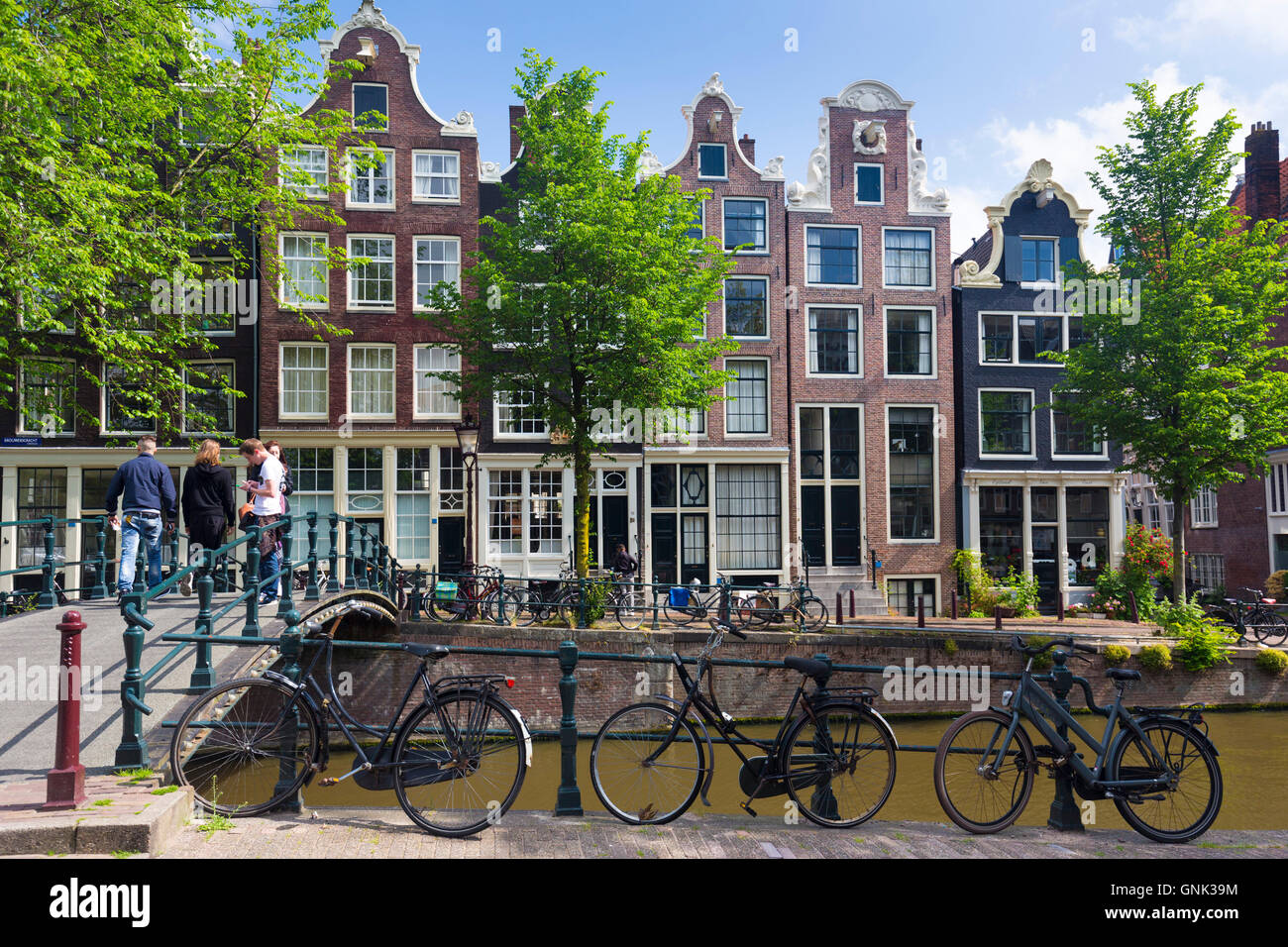 Fahrräder und Canalside Giebel Häuser - holländische Giebel - Milchmädchen Brücke Melkmeisjesbrug auf Brouwersgracht in Amsterdam, Holland Stockfoto