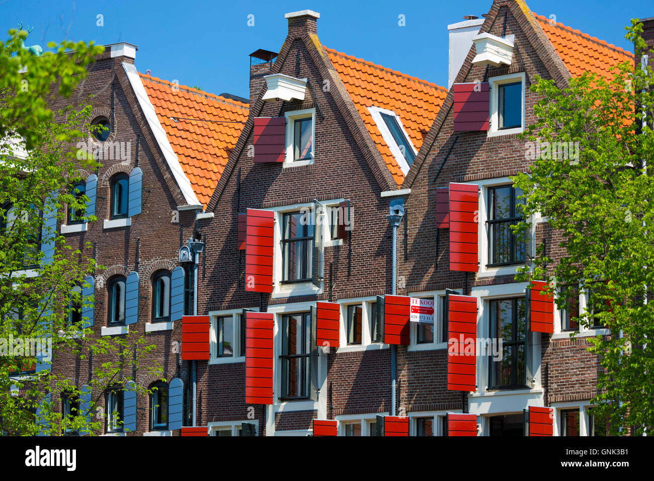 Canalside Giebel Häuser - holländische Giebel- und rot bemalten Fensterläden auf Brouwersgracht in Amsterdam, Holland Stockfoto