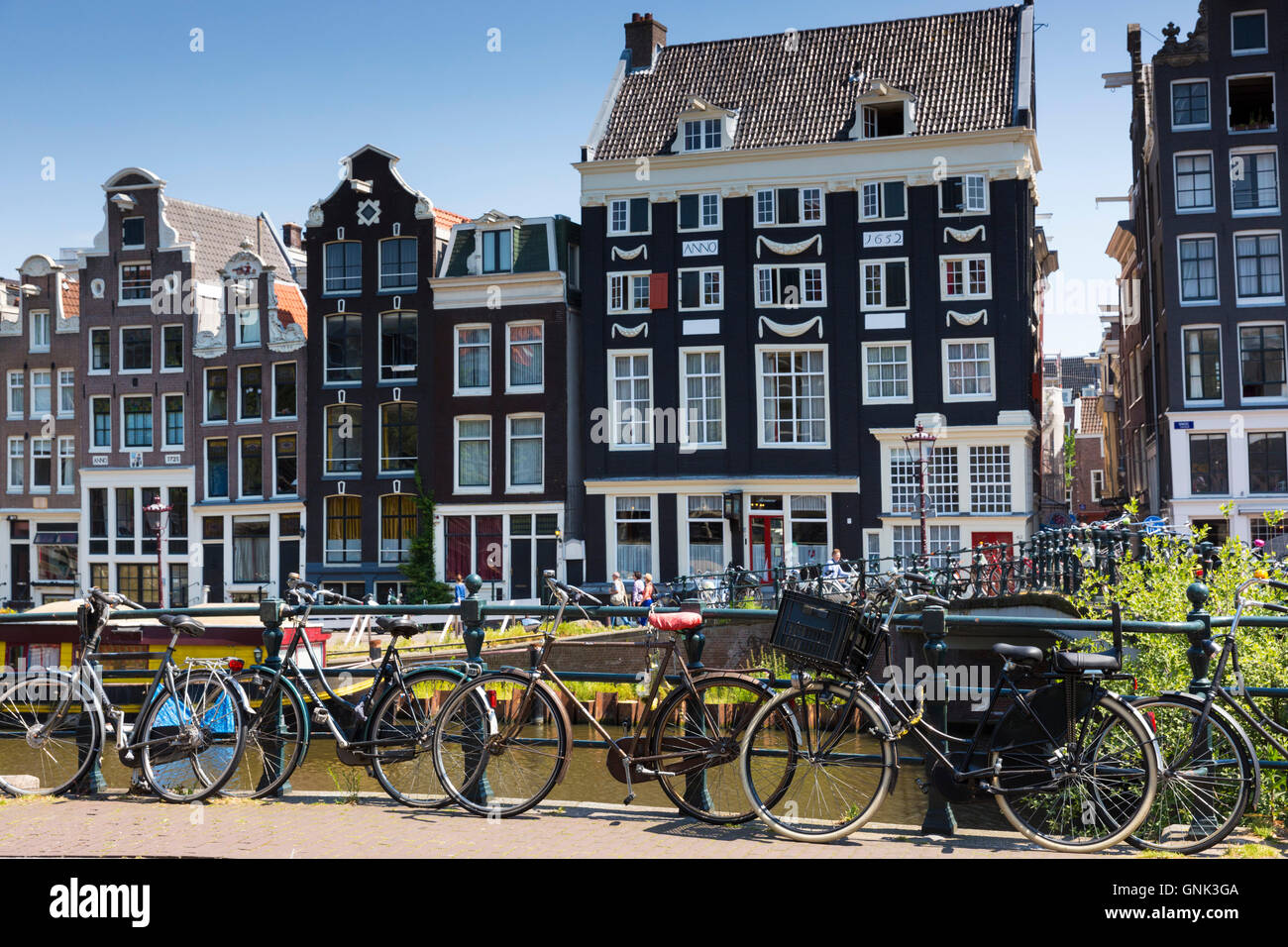 Canalside verzierte Giebelhäuser - holländische Giebel- und Fahrräder im Grachtenviertel in Jordaan, Amsterdam Stockfoto