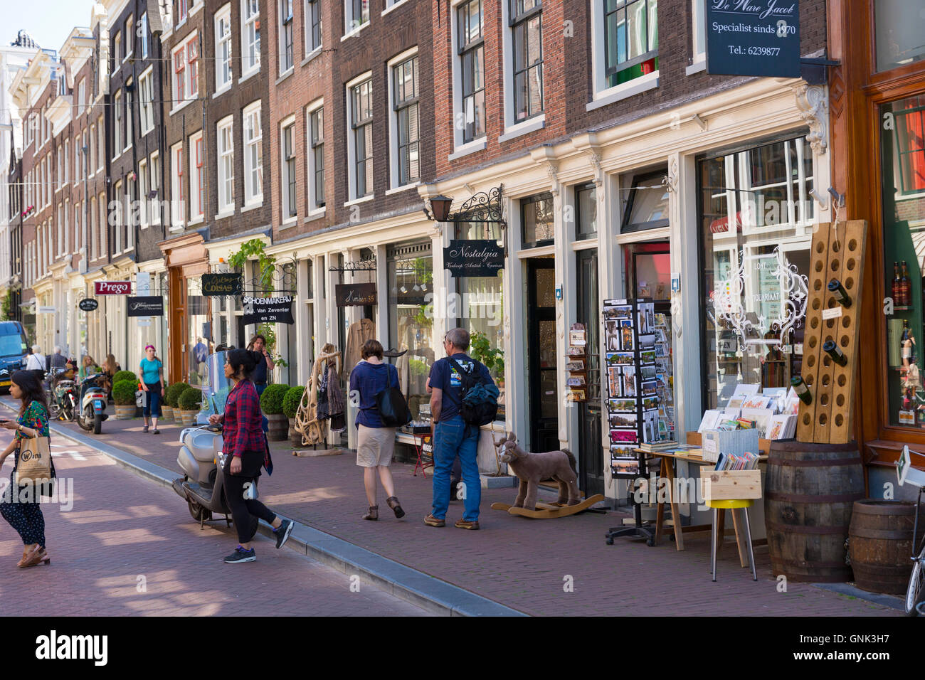 Touristen-shopping entlang der Herenstraat in den neun Straßen - De Negen Straatjes - 9 Streetss Stadtteil Jordaan, Amsterdam Stockfoto