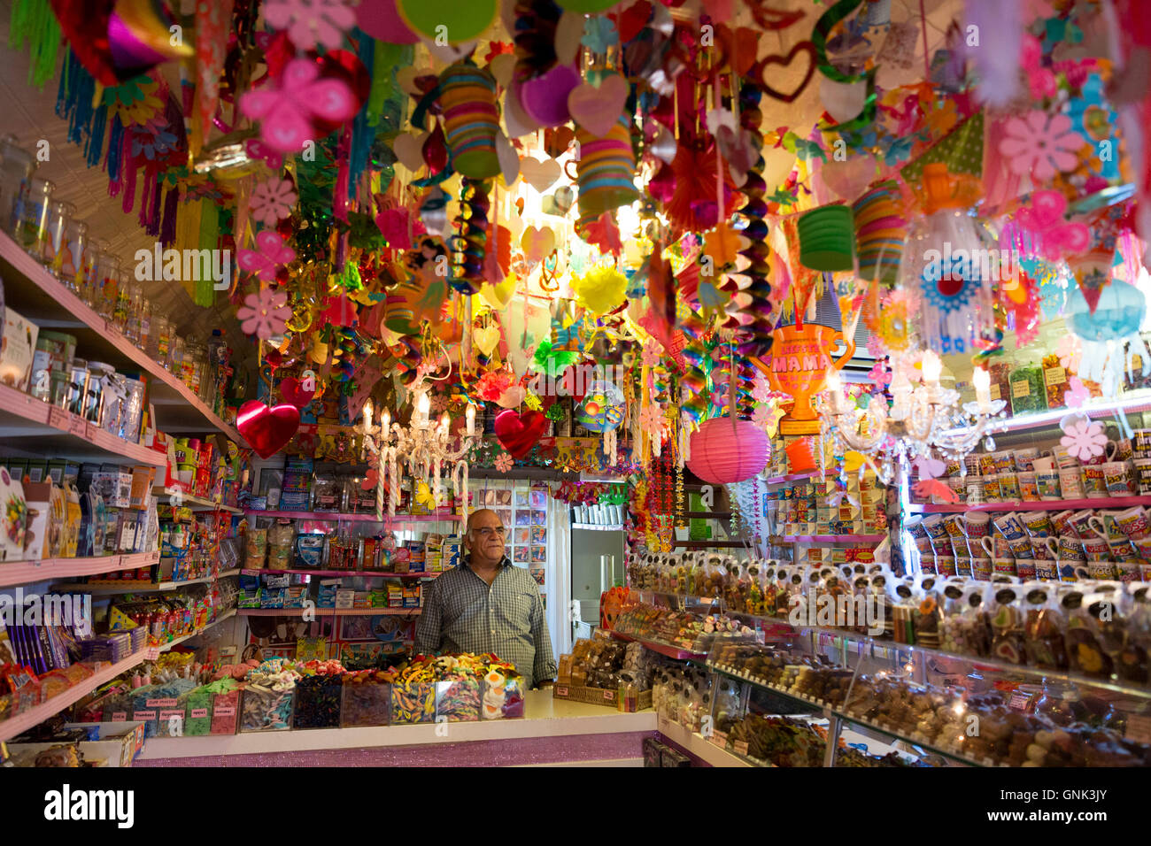 Ladenbesitzer in Chocolaterie Süßwarenladen Süßigkeiten und Geschenk speichern, Snoepwinkeltje, Edam, Niederlande Stockfoto