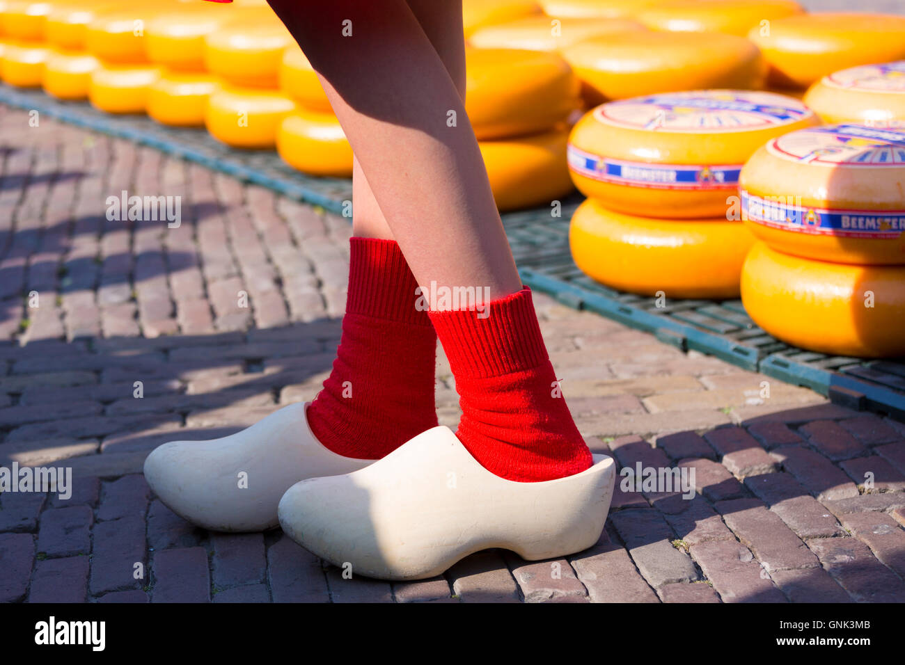 Holländische Holzschuhe traditionelle Schuhe und Socken getragen von Frau  Kaasmeisje, Käsemarkt in Alkmaar, Niederlande Stockfotografie - Alamy