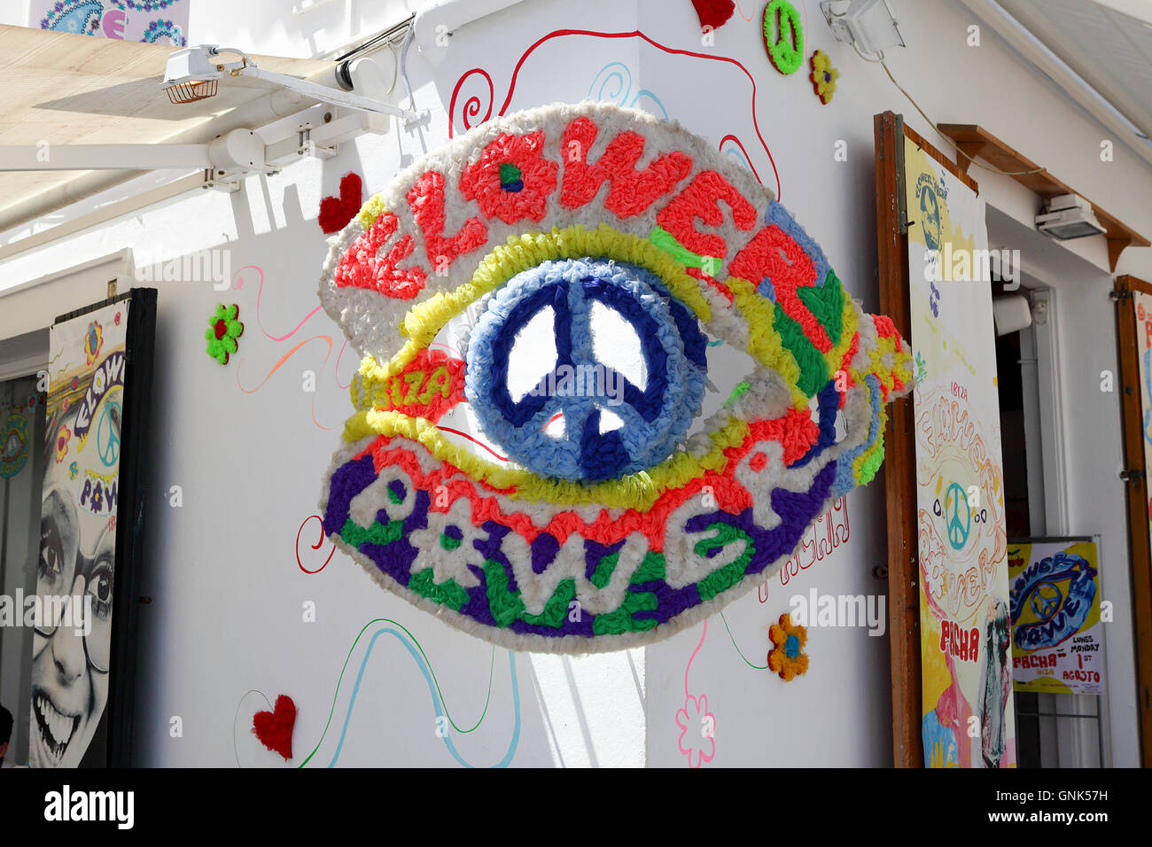 Blumen Flower-Power und die Bombe-Emblem auf der Außenwand des Gebäudes in der alten Stadt Ibiza (Eivissa) zu verbieten. Stockfoto