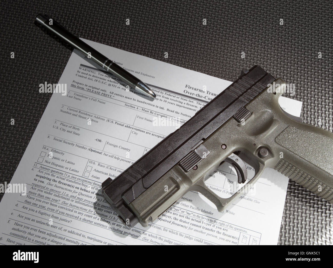 Semi automatische Pistole und Papierkram für eine Zuverlässigkeitsüberprüfung für den Verkauf Stockfoto