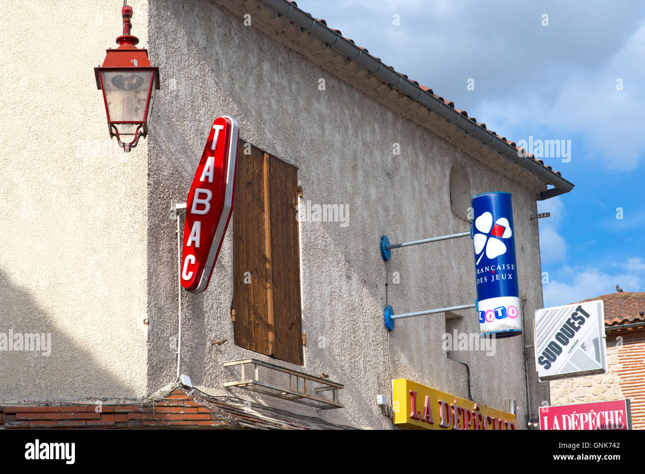 Tabac französische Werbetafeln außerhalb Shop mit alten Straße Licht typische Stockfoto