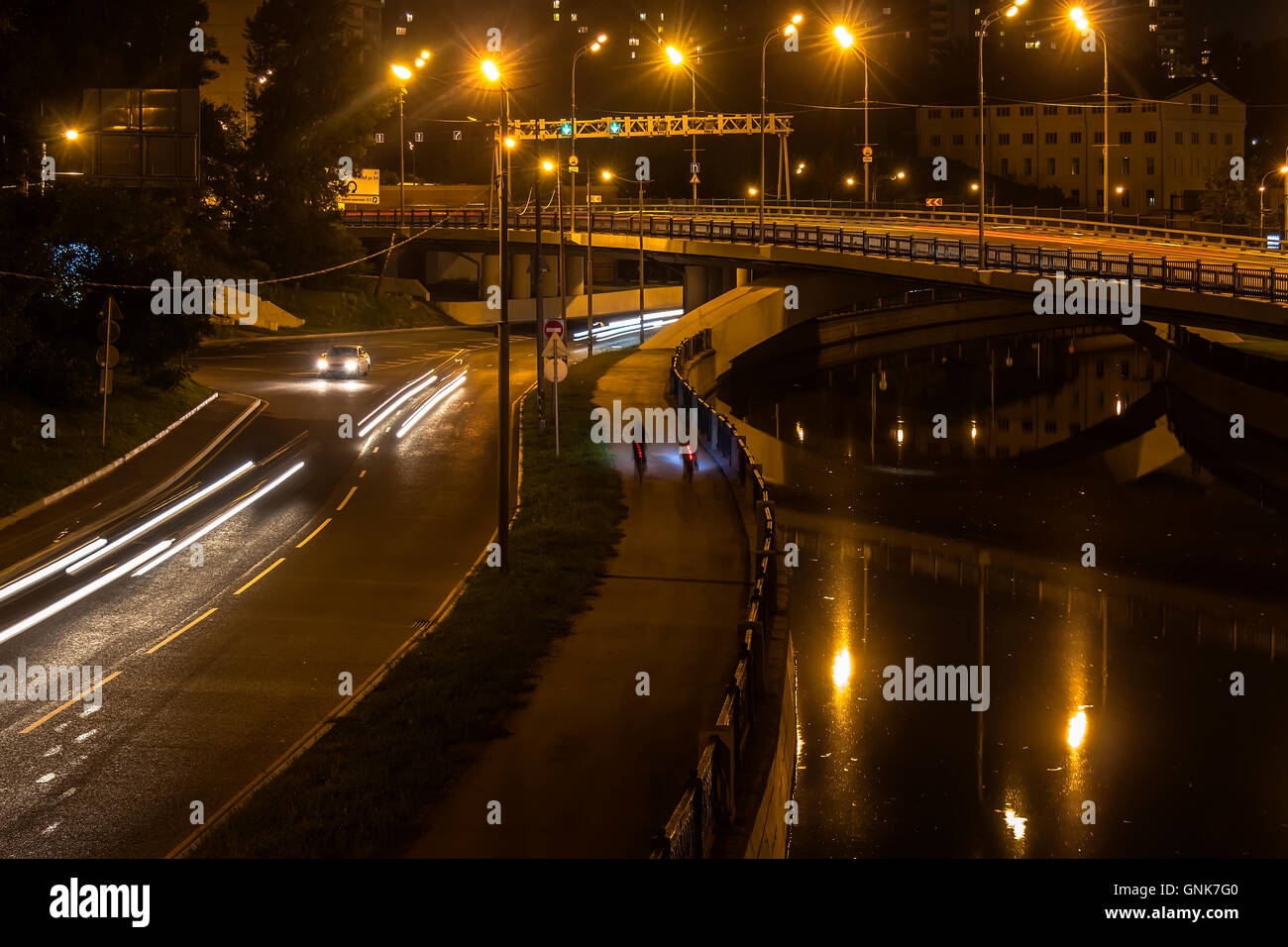 dunkel, Fluss, Wasser, Reflexion im Wasser, Deich, Promenade, Stockfoto