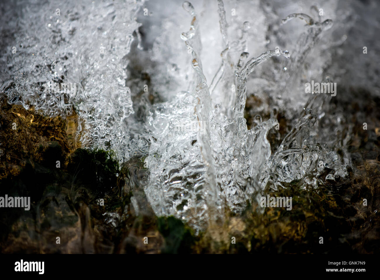 Wasser Muster Splash abstrakte Geschwindigkeit gestoppt dynamische wellige Fluss Energie Closeup frozen in Time Wellen Wellenbewegung klar gießen Stockfoto