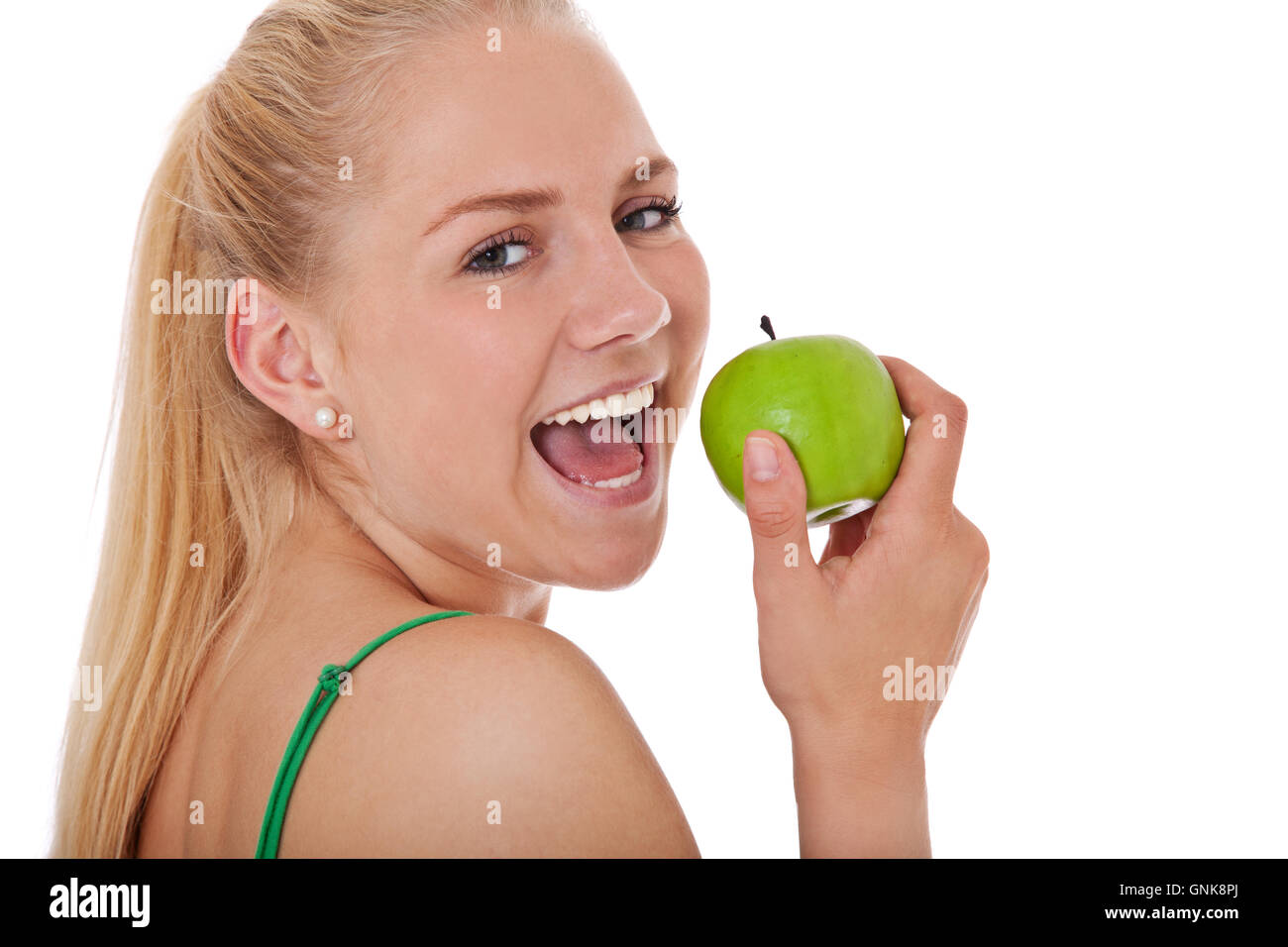 Junge Frau, die einen Apfel essen Stockfoto