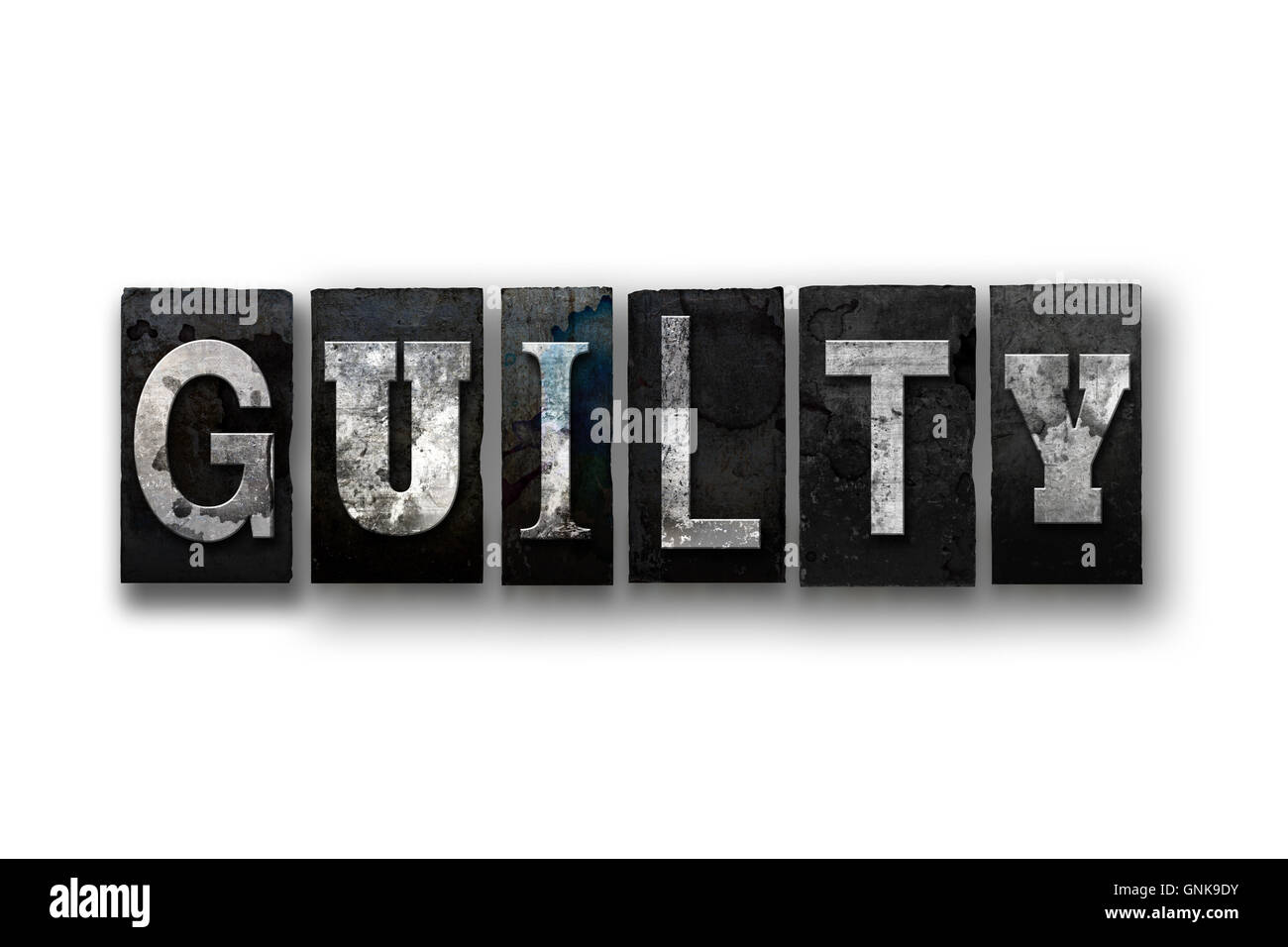Das Wort "GUILTY" geschrieben in Vintage, schmutzig, Tinte befleckt Buchdruck Typ und isoliert auf einem weißen Hintergrund. Stockfoto