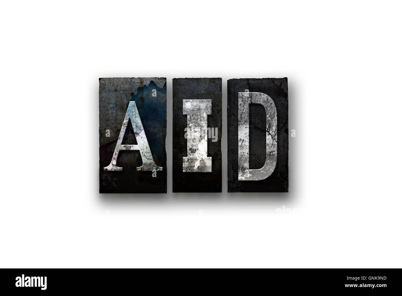 Das Wort "Hilfe" in Vintage geschrieben, schmutzig, Tinte befleckt Buchdruck Typ und isoliert auf einem weißen Hintergrund. Stockfoto