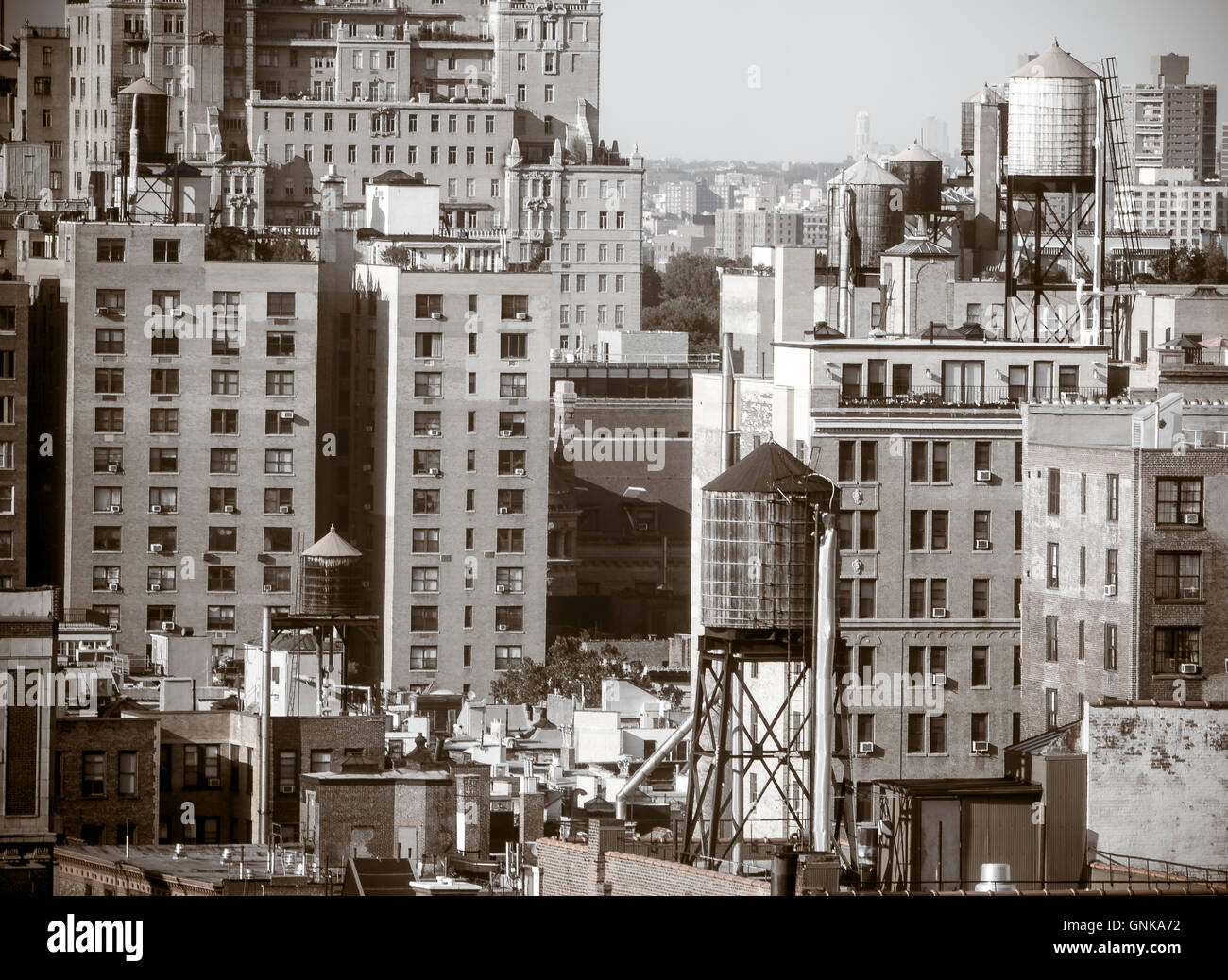 Hölzerne Wassertanks auf den Dächern in Manhattan. Stockfoto