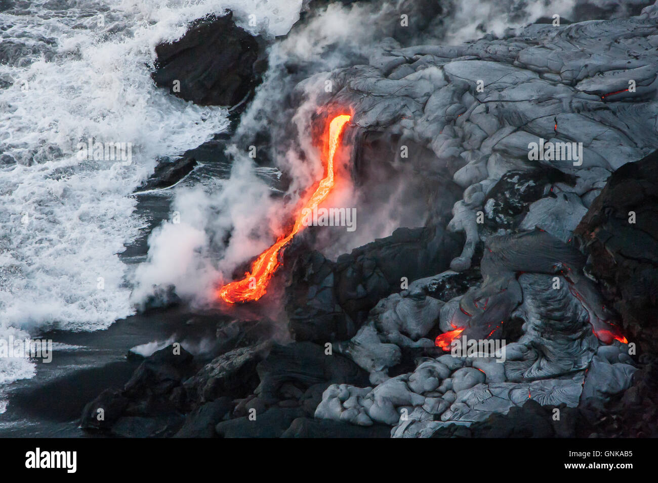Lava kommt aus Lava-Röhren und trifft Meerwasser auf Big Island, Hawaii Stockfoto
