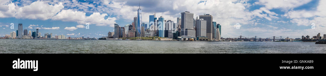 Einen großen Panoramablick über den Hafen von New York. Financial District von Manhattan befindet sich im Zentrum, Jersey City befindet sich links Stockfoto