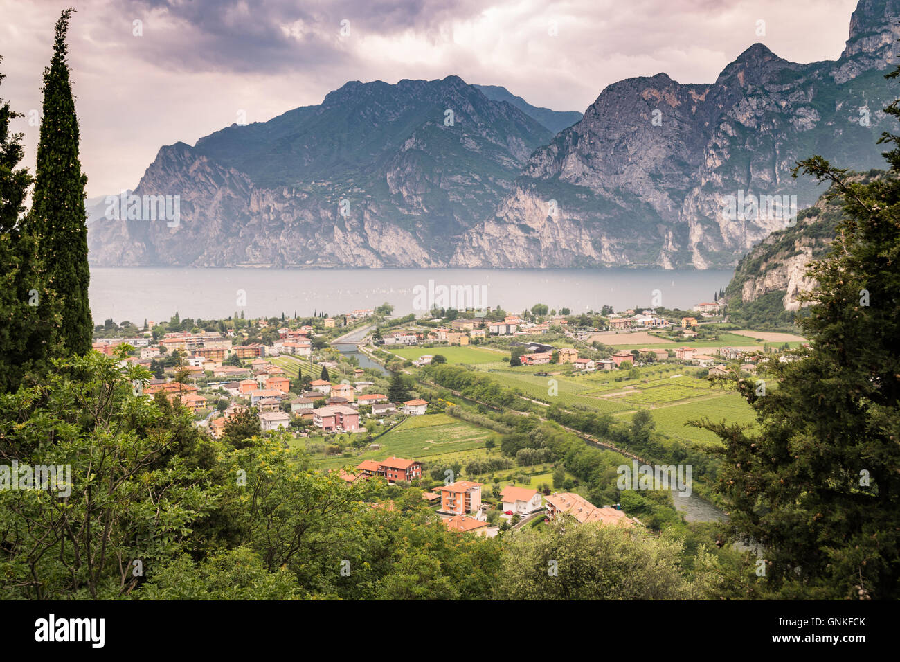 Panorama von Torbole, eine kleine Stadt am Gardasee, Italien. Stockfoto