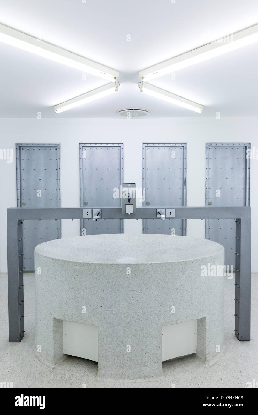 Minimalistische moderne Herren Toilette Toiletten und Waschbecken im Arken Museum of Modern Art, nr, Kopenhagen, Dänemark Stockfoto