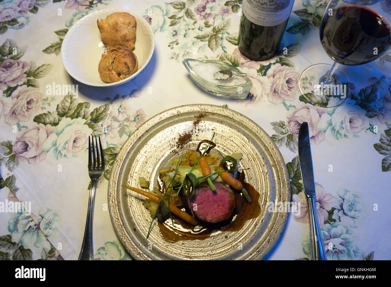 Gourmet-Essen Gebratenes Kalbfleisch traditionellen Teller, Wein in Sonderho Kro Hotel und Restaurant Möbel auf Insel Fano, Dänemark Stockfoto