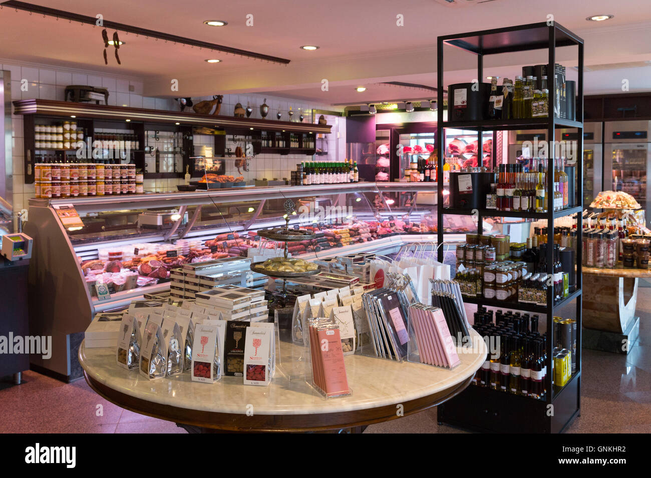Innere des Slagter Christiansen Gourmet-Shop und Café, Verkauf, Fleisch, Geschenke, Souvenirs, Pralinen in Hovedgarden, Fano - Fanø, Stockfoto