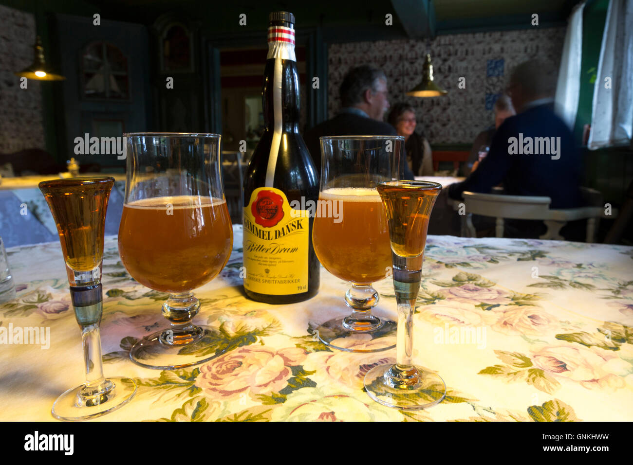 Gammel Dansk bitter Dram mit lokalen Bier in Gläsern im Sonderho Kro Hotel  and Restaurant, Fano Insel Süd-Jütland, Dänemark Stockfotografie - Alamy