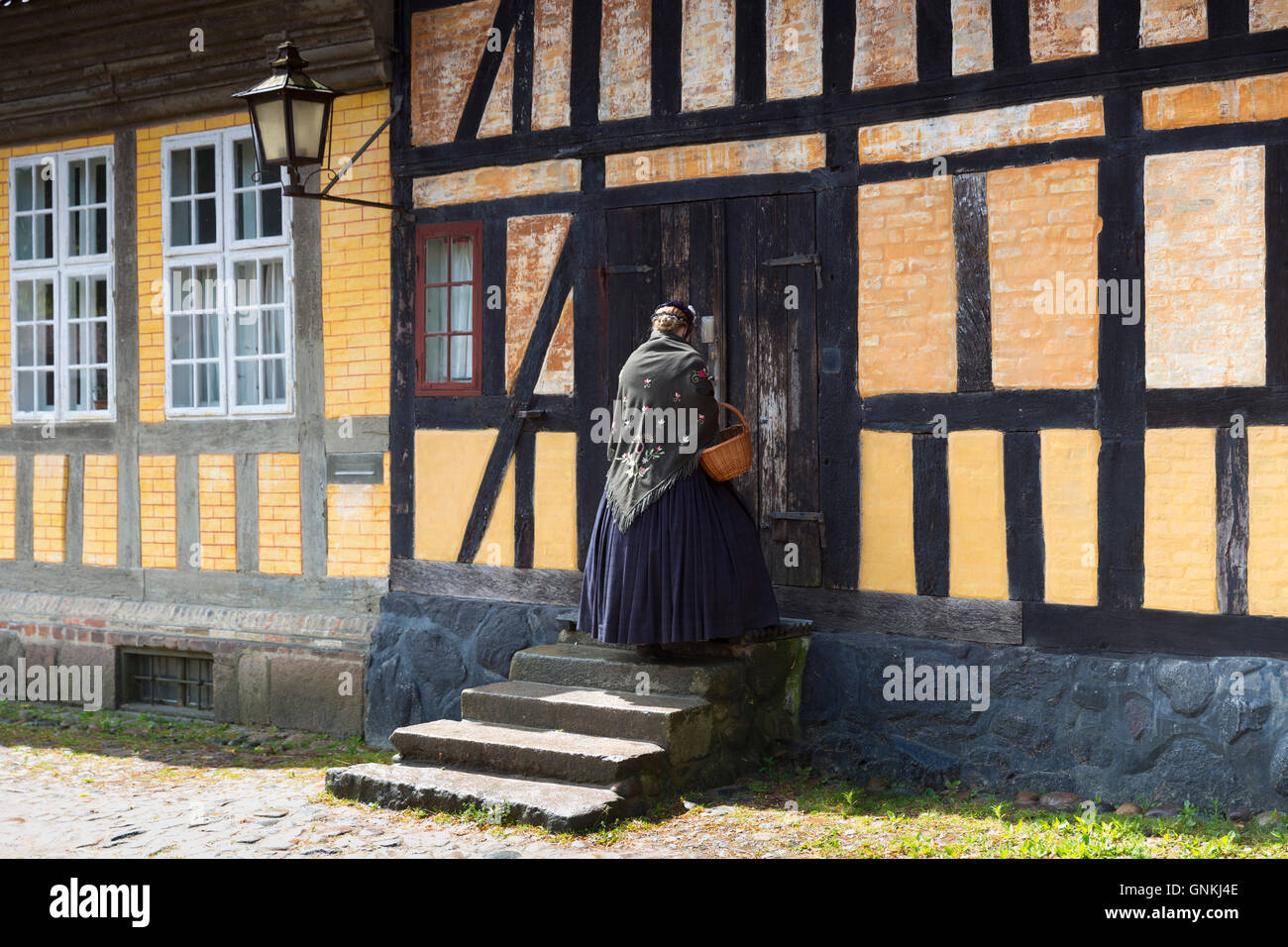 Kostüm-Charakter und Fachwerkbau in Den Gamle By, The Old Town, volkstümliche Freilichtmuseum in Aarhus, Ostjütland, Denma Stockfoto