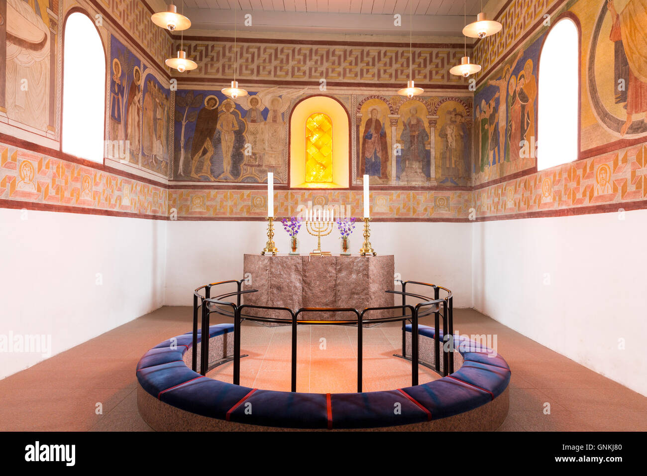 Altar in Jelling Kirke (Gudstjeneste) berühmte moderne Architektur Kirche Wiege des Christentums in Dänemark Stockfoto