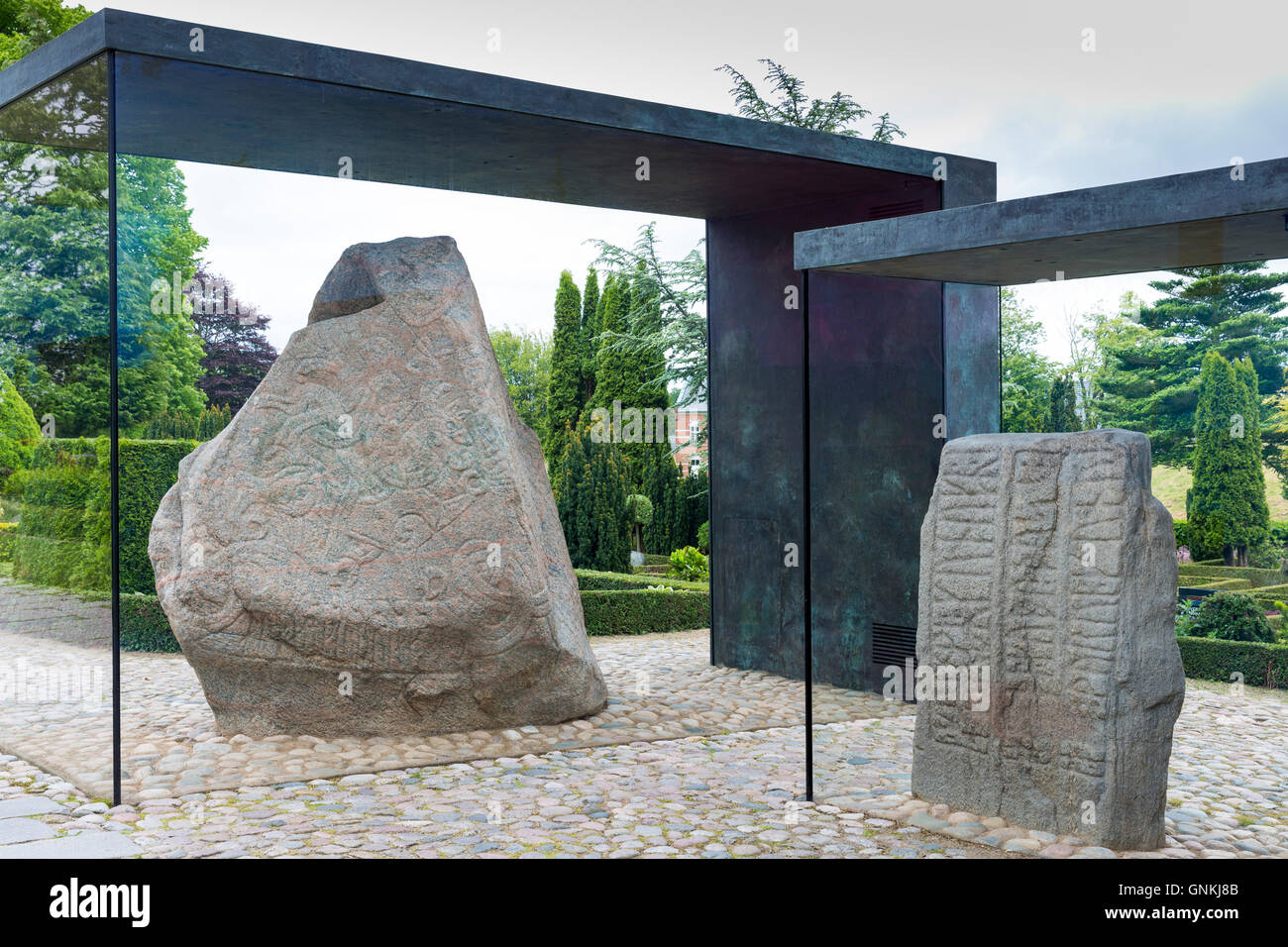Jelling Steinen Runensteine königliche Denkmal Herrschaft von Gorm, in Vitrine am Geburtsort des Christentums in Dänemark Stockfoto
