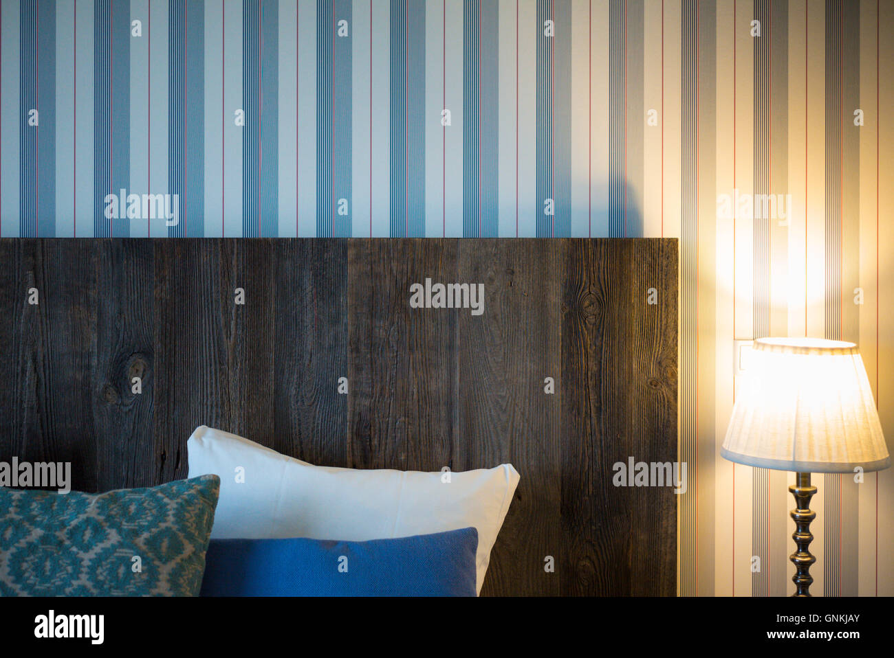 Typische dänische minimalistisches Design Hotelzimmer mit Kopfteil von Holzbohlen in Dänemark Stockfoto