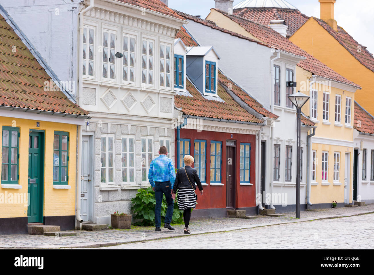 Besucher, die ein Spaziergang in der Altstadt in Odense auf der Insel Fünen, Dänemark Stockfoto