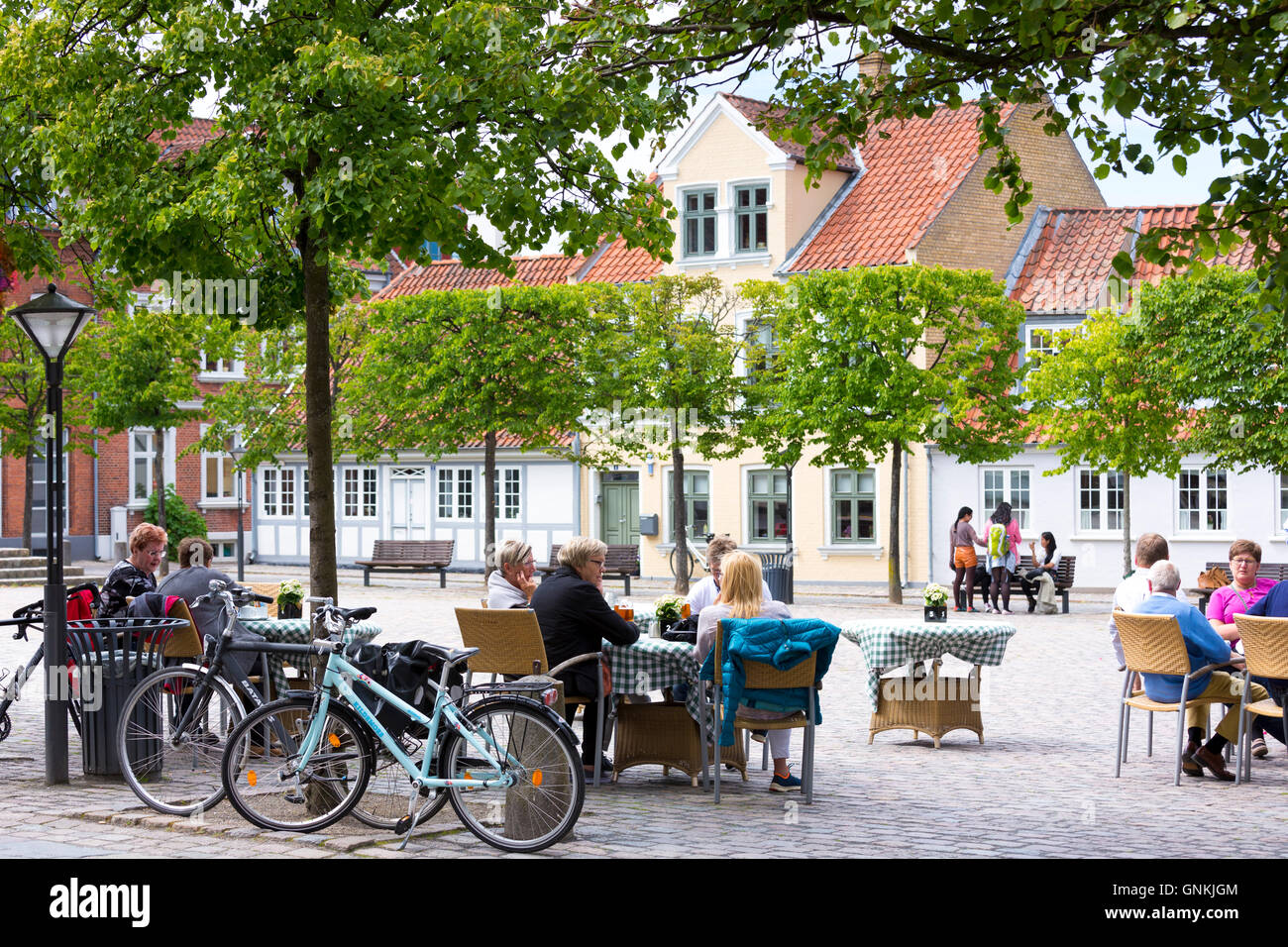 Speisen Sie im Restaurant Straßencafé in Gront Torvet Platz der alten Stadt Odense auf Fünen