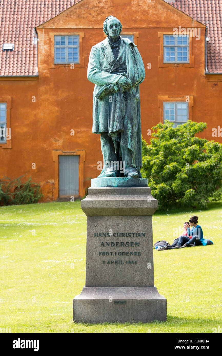 H.C. Andersen - Hans Christian Andersen - 19. Jahrhundert berühmte Schriftsteller Bronze Statue in Odense, Insel Fünen, Dänemark Stockfoto