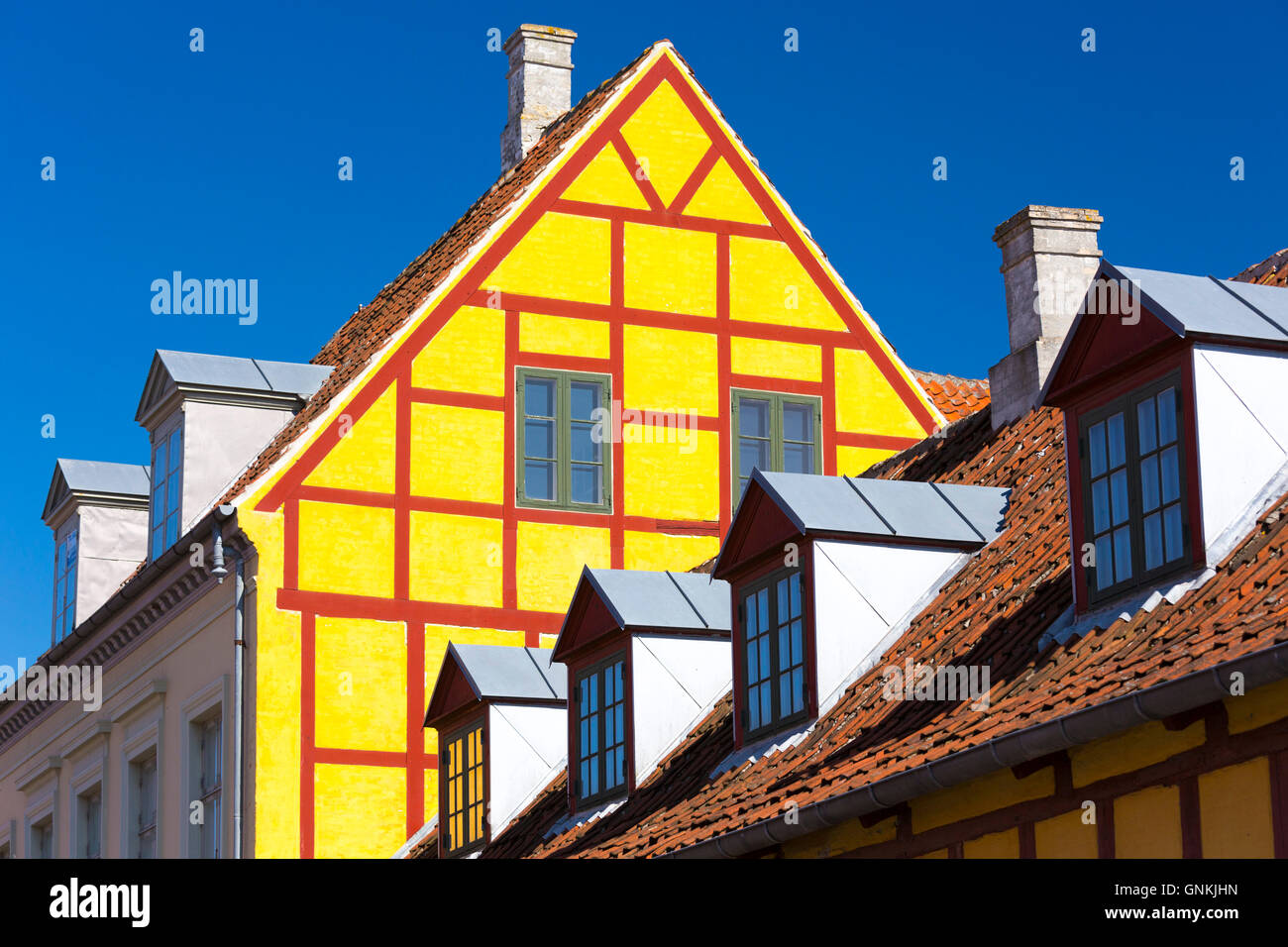 Gestrichene Gebäude in Langegade in Kerteminde auf der Insel Fünen, Dänemark Stockfoto