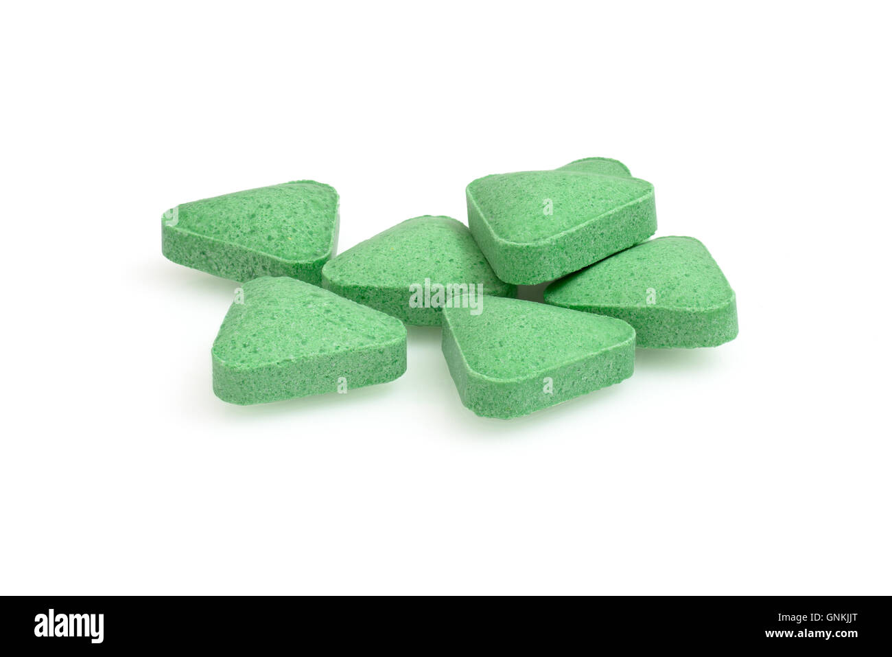Grüne Pillen Dreiecksform schließen sich Makro Fotografie Drogen auf weißem Hintergrund Stockfoto