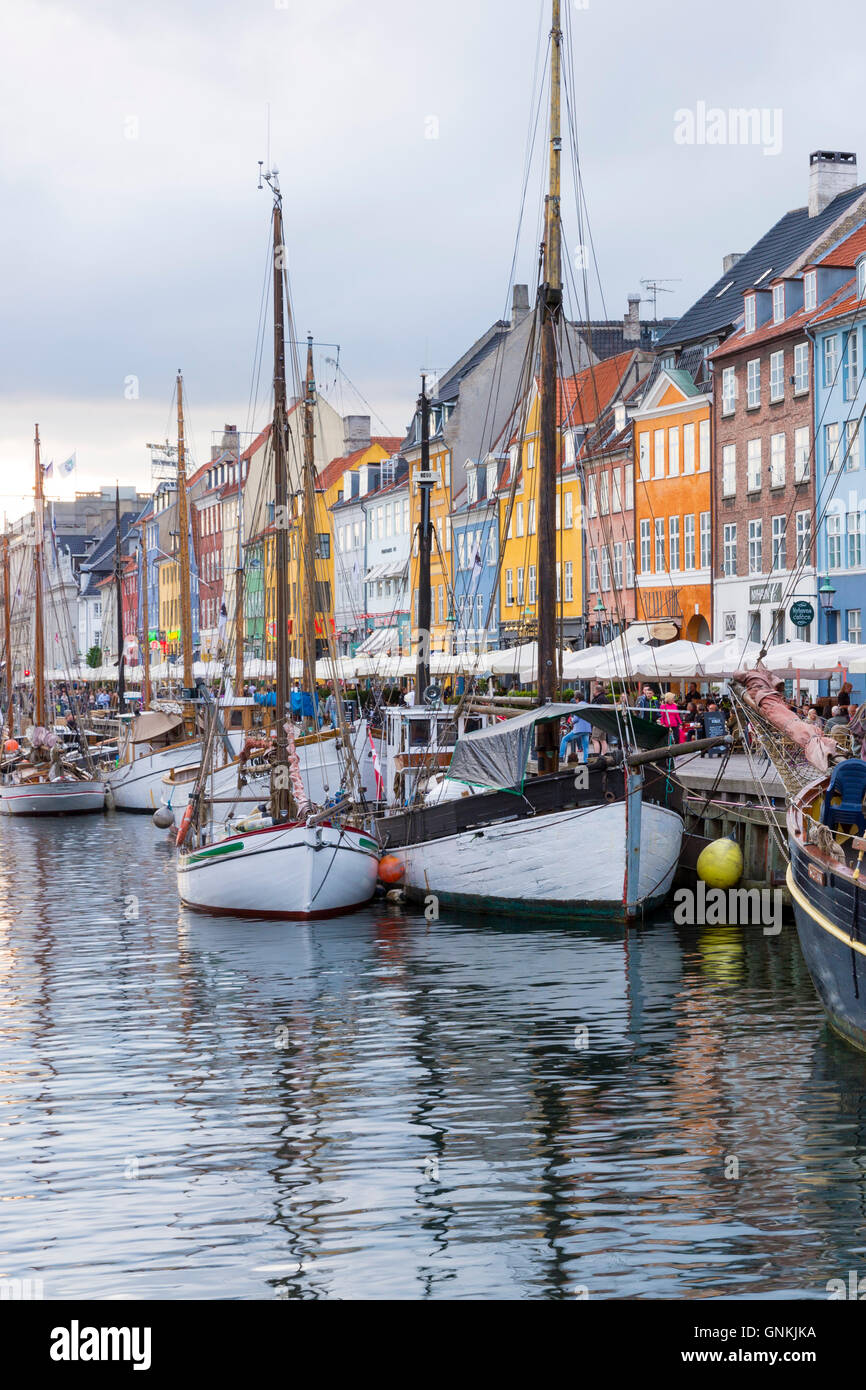 Segelboote am berühmten Nyhavn, 17. Jahrhundert Kanal und Unterhaltung Hafenviertel in Kopenhagen, Dänemark Stockfoto