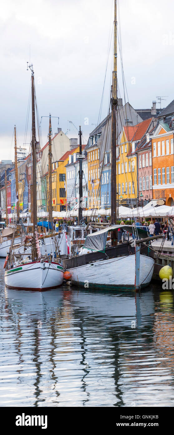 Segelboote am berühmten Nyhavn, 17. Jahrhundert Kanal und Unterhaltung Hafenviertel in Kopenhagen, Dänemark Stockfoto
