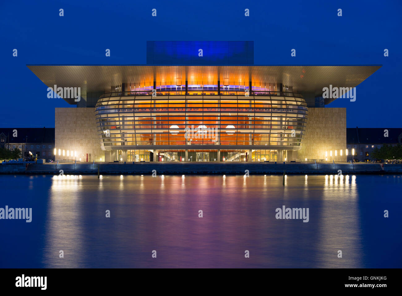 Ultra-Modern beleuchtet Waterside Opernhaus vom Architekten Henning Larsen in Kopenhagen, Dänemark Stockfoto