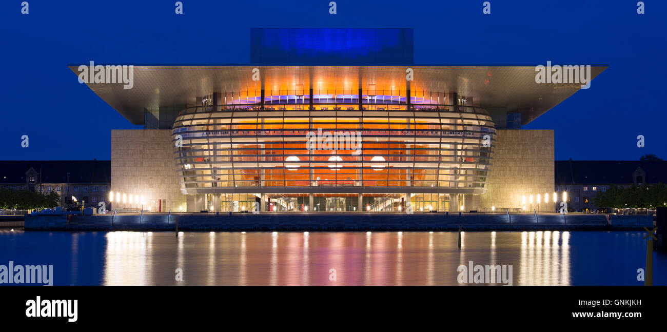 Ultra-Modern beleuchtet Waterside Opernhaus vom Architekten Henning Larsen in Kopenhagen, Dänemark Stockfoto