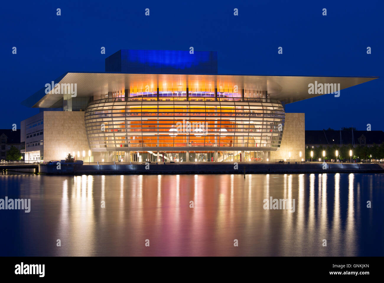 Ultra moderne beleuchtete waterside Opernhaus von Architekt Henning Larsen in Kopenhagen, Dänemark. Stockfoto