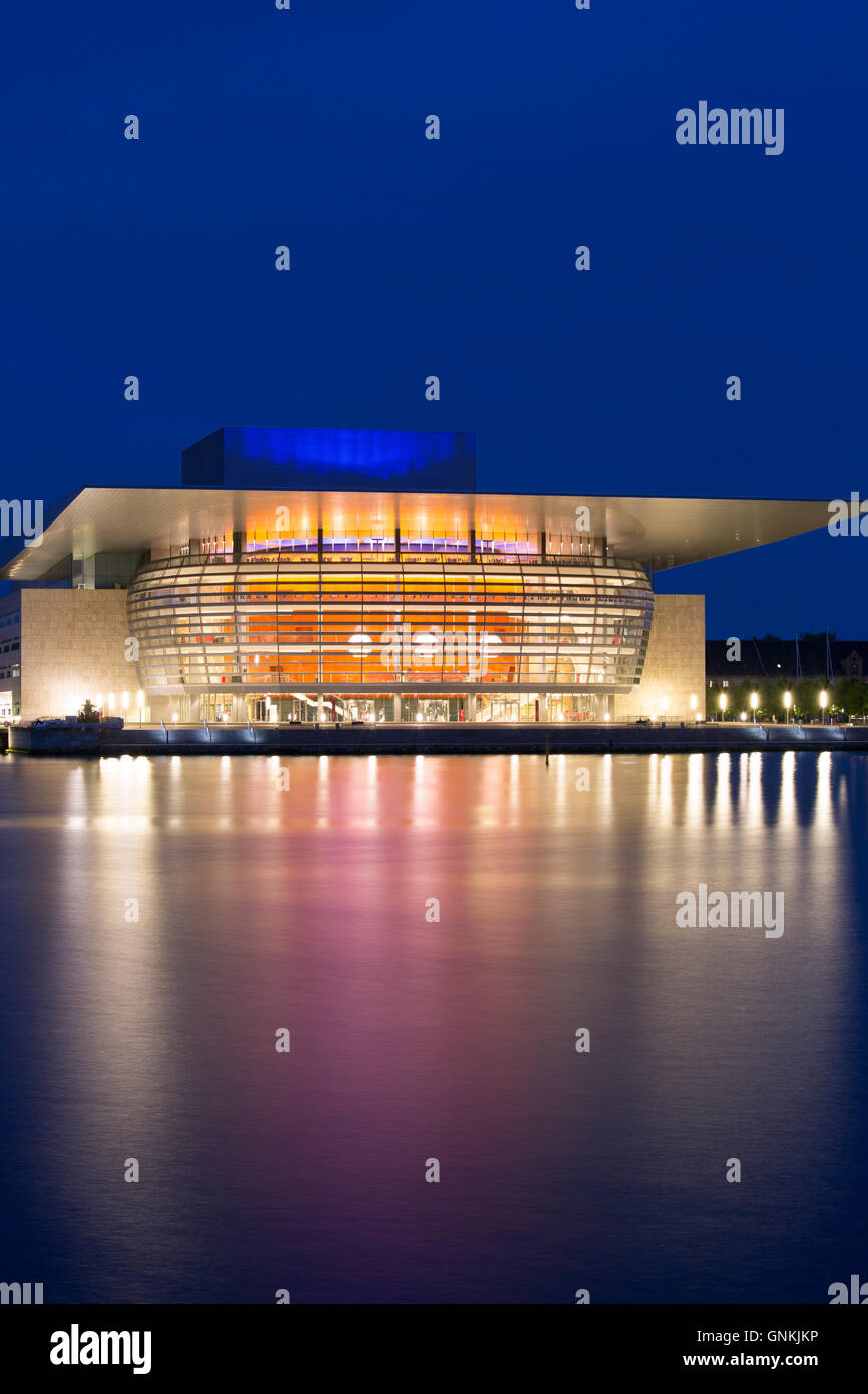 Ultra moderne beleuchtete waterside Opernhaus von Architekt Henning Larsen in Kopenhagen, Dänemark. Stockfoto