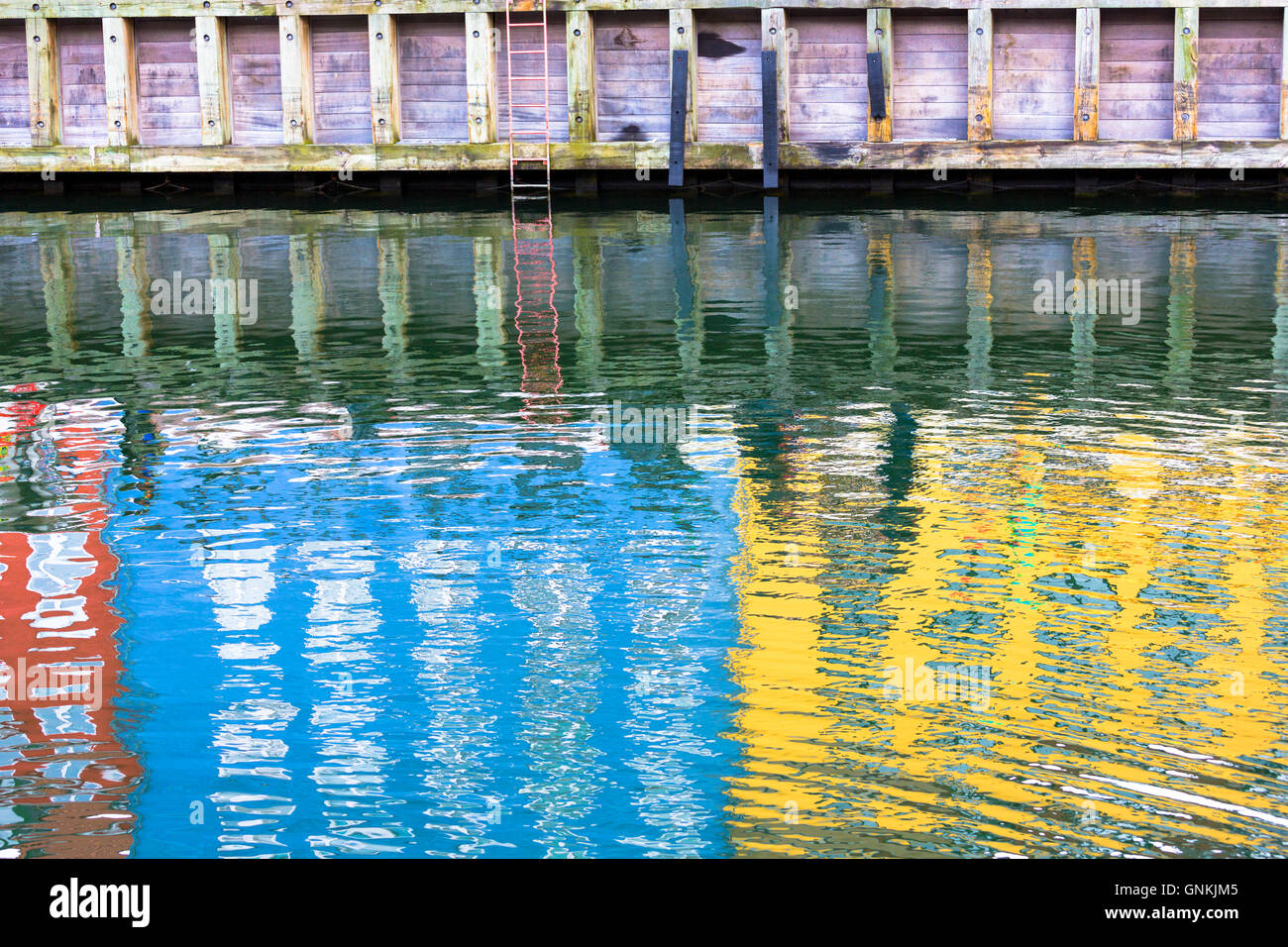 Abstrakte Farbe Reflexionen in Wellen am Nyhavn Kanal Unterhaltung Hafenviertel in Kopenhagen, Dänemark Stockfoto