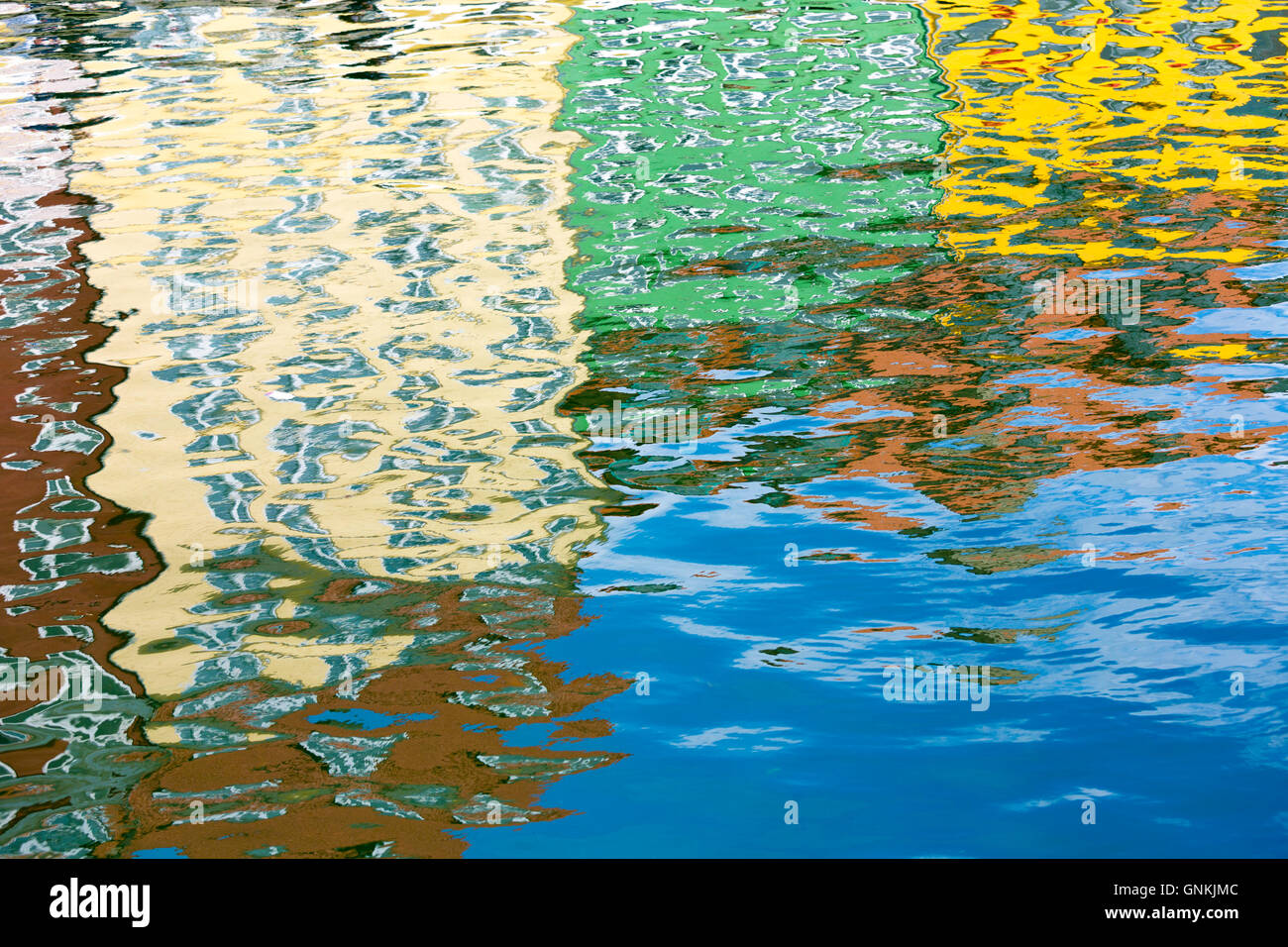 Abstrakte Farbe Reflexionen in Wellen am Nyhavn Hafen berühmten Blick auf den Kanal in Kopenhagen, Dänemark Stockfoto