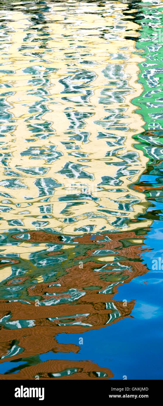 Abstrakte Farbe Reflexionen in Wellen am Nyhavn Hafen berühmten Blick auf den Kanal in Kopenhagen, Dänemark Stockfoto